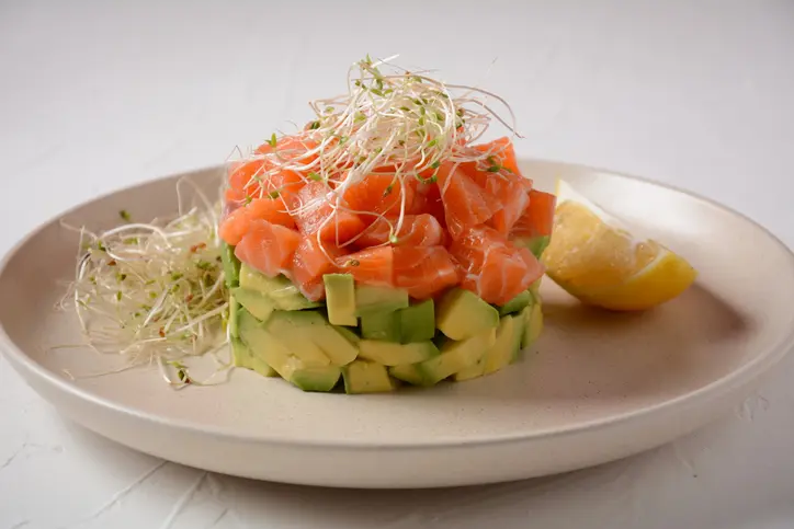 Cómo hacer tartar de salmón con aguacate en casa